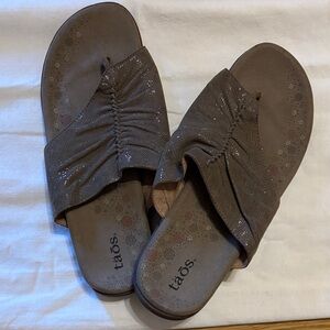 Taos Footwear Women's Shimmering Brown Sandals